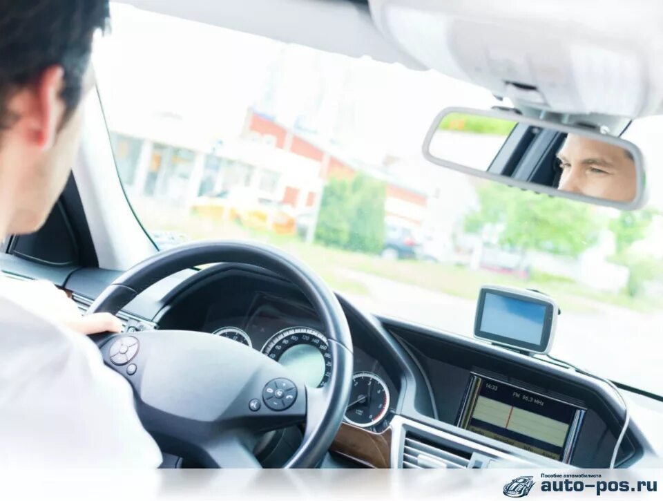 Безопасное вождение автомобиля. Люди поют в машине. Мужчина в автомобиле. Мужчина за рулем. 2 водителя на 1 машину.