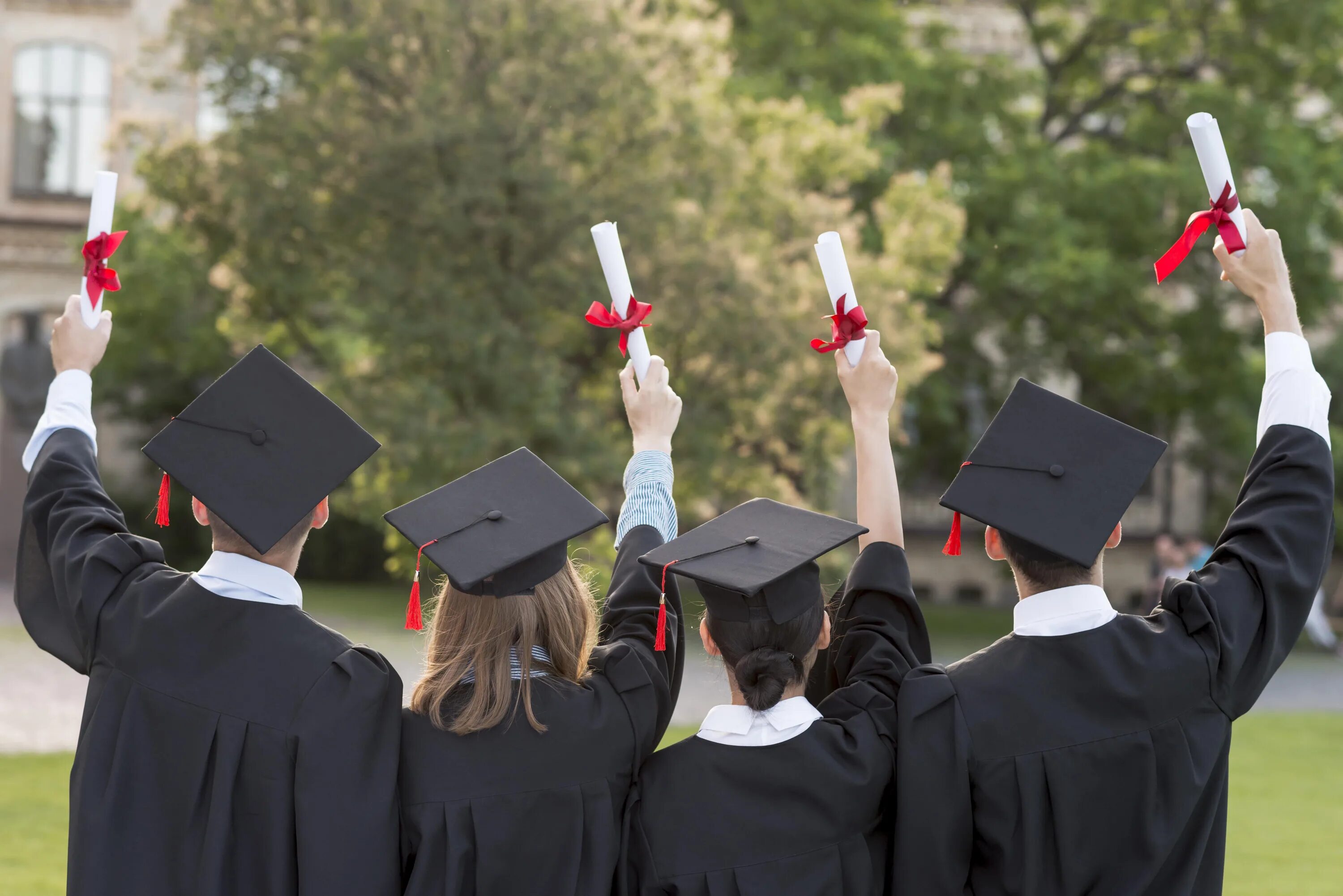 Graduating student is. Бакалавр в Англии. Высшее образование в Великобритании. Выпускники колледжа. Степень магистра в Англии.