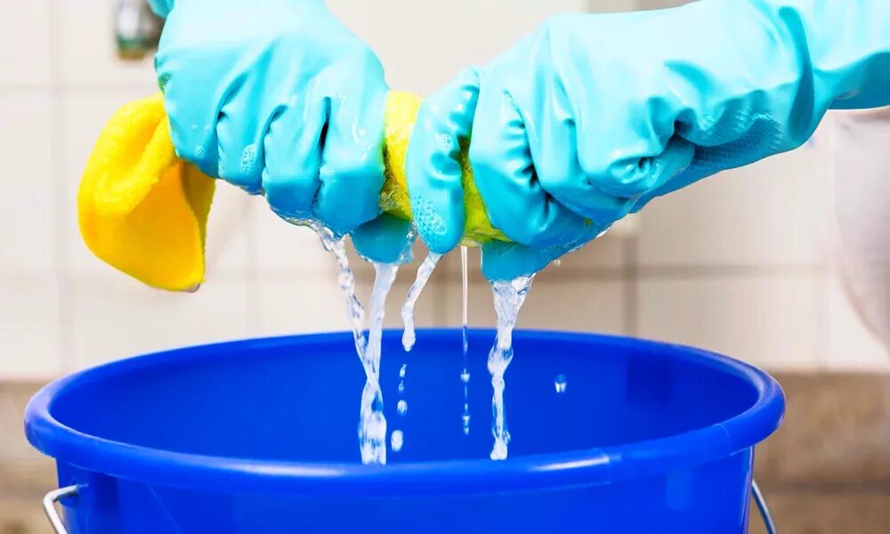 Мытье пола. Уборка ванной комнаты. Ведро для уборки. Ведро с водой и тряпкой. Уборка водой.