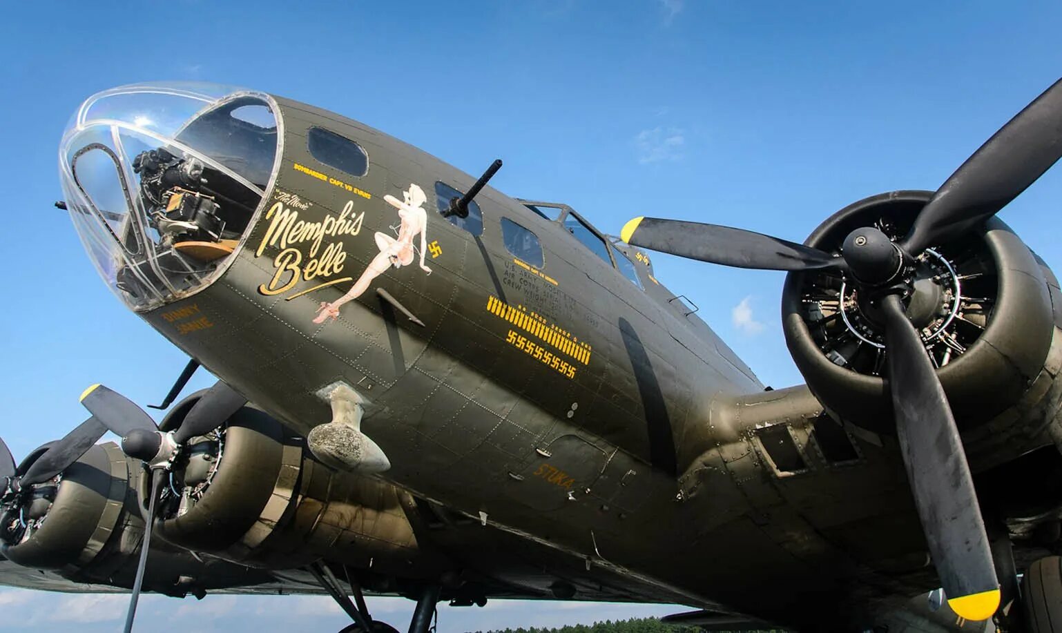 Б 17 кг. B17 самолет бомбардировщик. Boeing b-17. B 17 бомбардировщик. Б-17 летающая крепость.