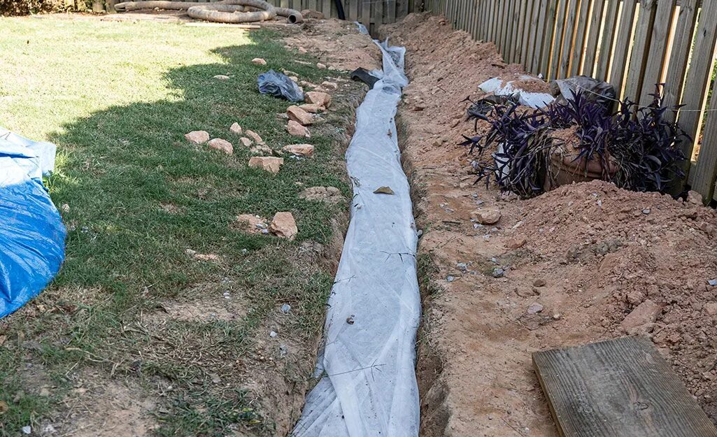 Больно вытаскивать дренаж. French drain. дренаж участка. дренажная труба с дырками. осушение участка.