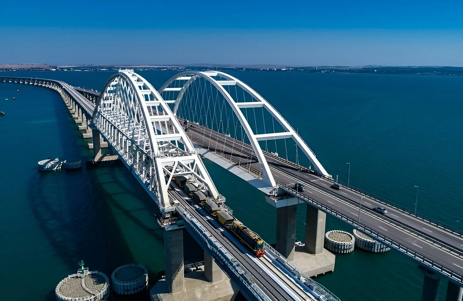 Крымский сегодня мост можно проехать. Крымский мост через керченский пролив. керчь мост крым. крымский мост 2025. крымский мост жд арка.
