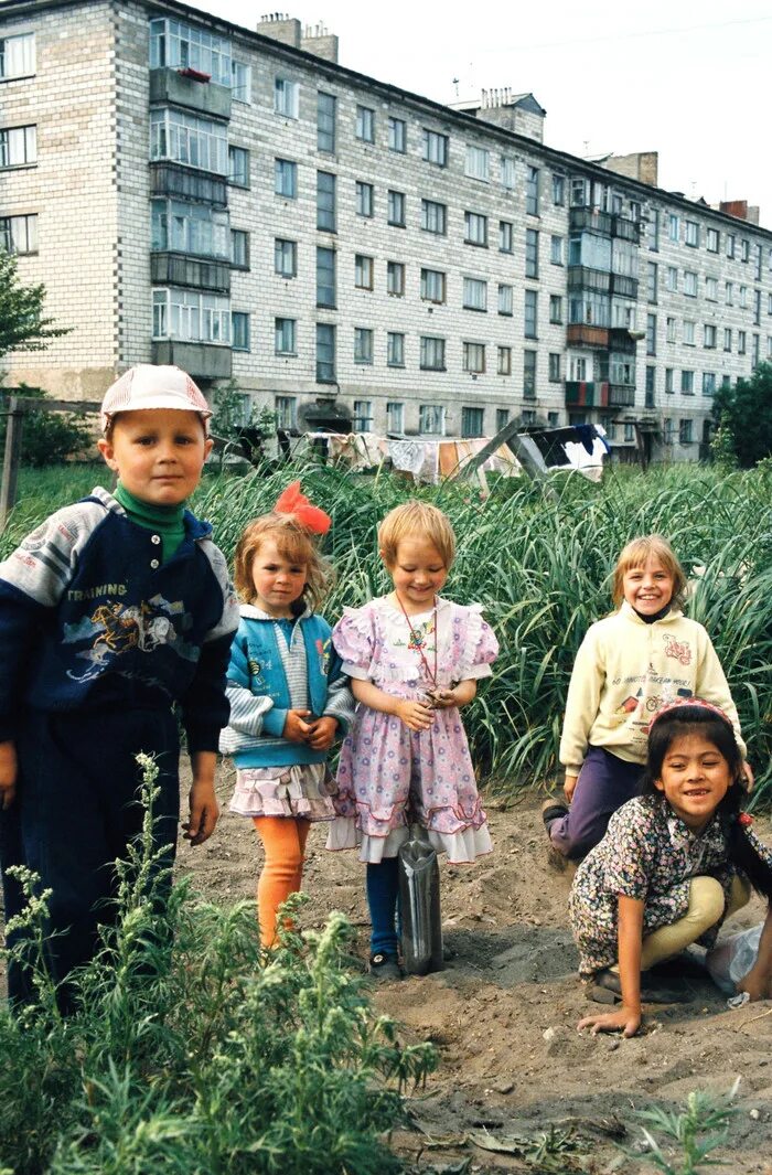 Двор Россия 90е пятиэтажки. Дети 90х. Дети детей 90-х. 90-Е годы.