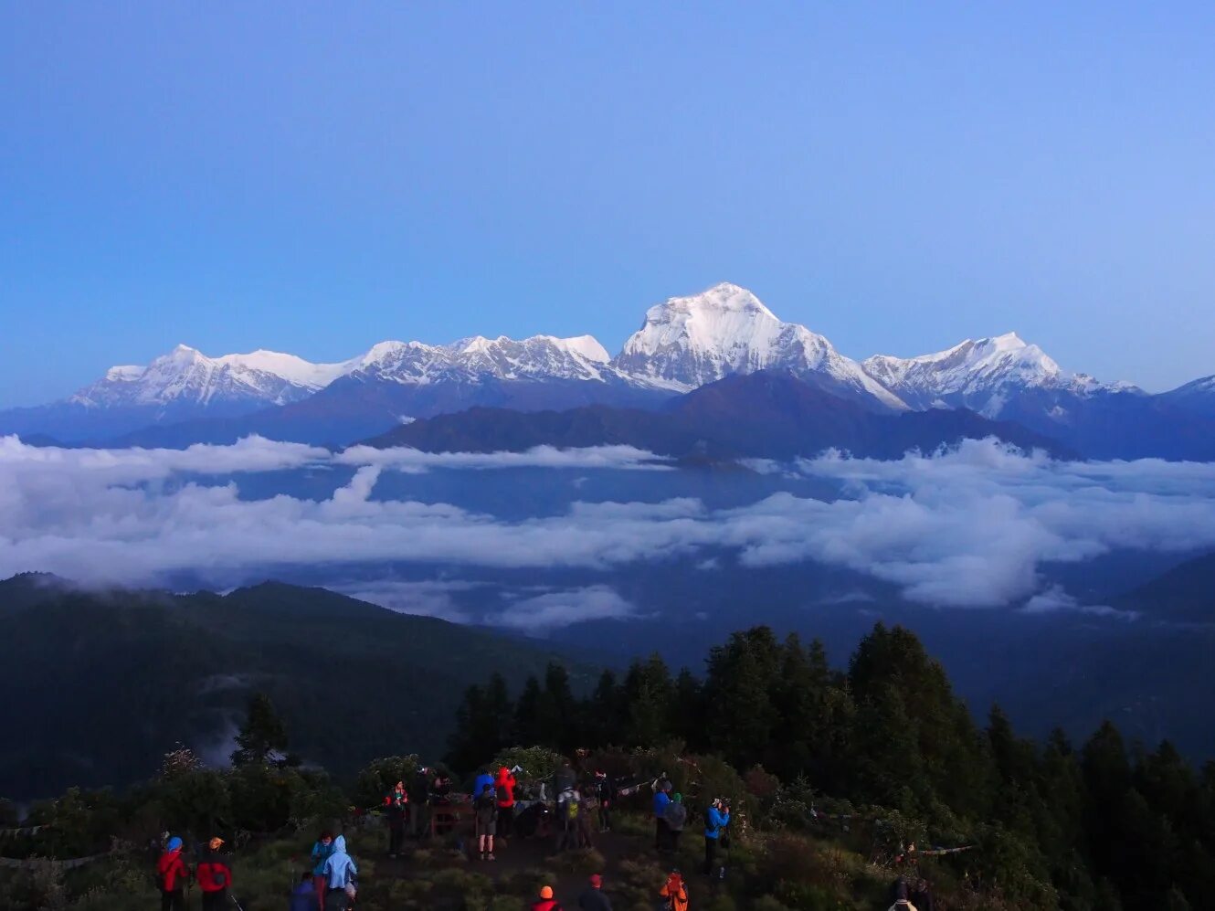 В дали видны горы. Горепани Непал. Непал гора пун-Хилл. Аннапурна гора. Пунхил Непал.