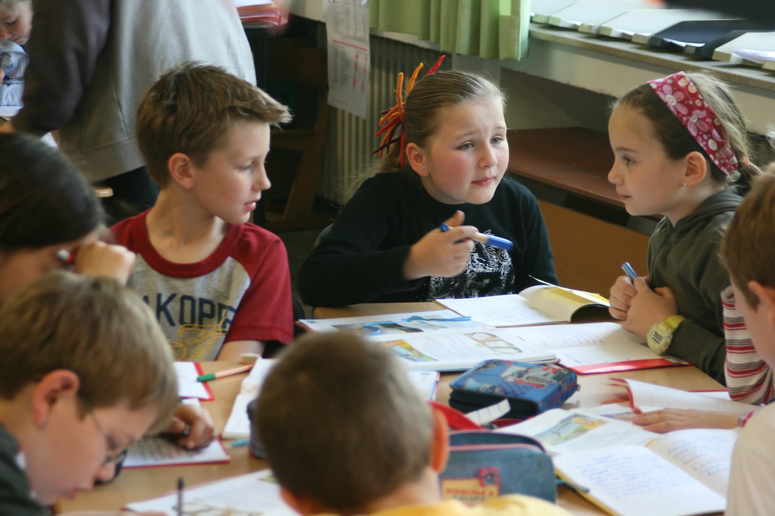 Начальная школа в Германии Grundschule. Ученики в Германии. Школьные классы в Германии. Дети в школе в Германии.