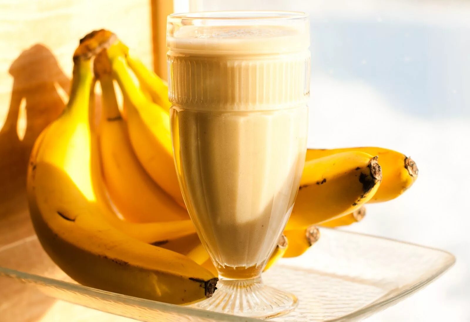 Банановый Шейк Banana Shake. Банановый смузи. Банановый молочный коктейль. Протеиновый коктейль с бананом.