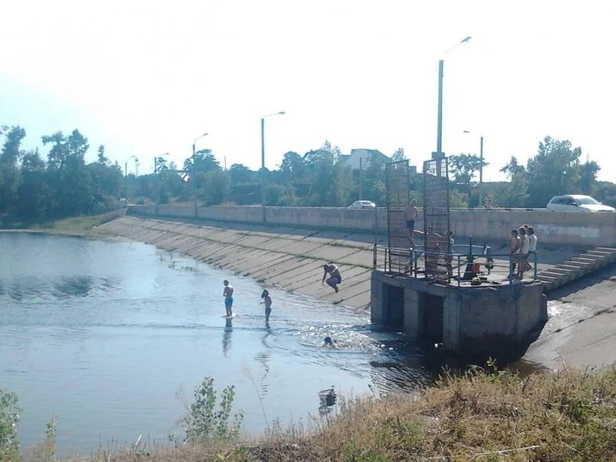 Абаканская протока зима. Славянск на кубани пляж. Абаканская протока. Берег волжской протоки. Рыбалка в могилеве в коряжнике.