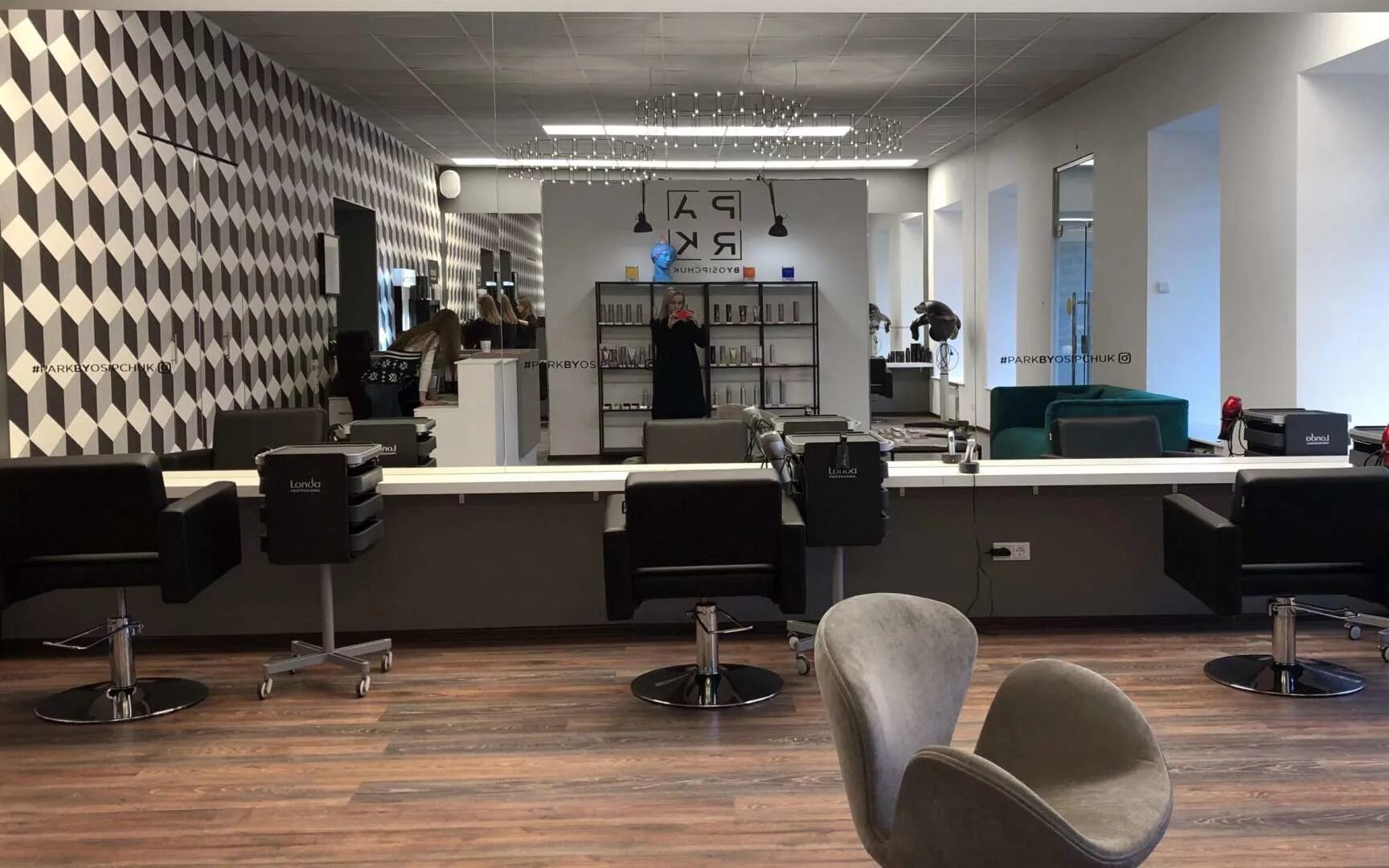 Студия причесок. Ароса находка салон. Парикмахерская дениса осипова. Студия причесок. Салон красоты кудрово.