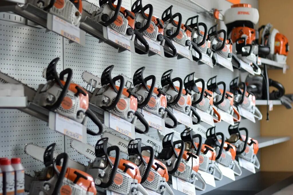 Сервисный инструмент Stihl. Витрина бензоинструмент штиль. Магазин электро бензоинструмента. Стеллаж для бензоинструмента.