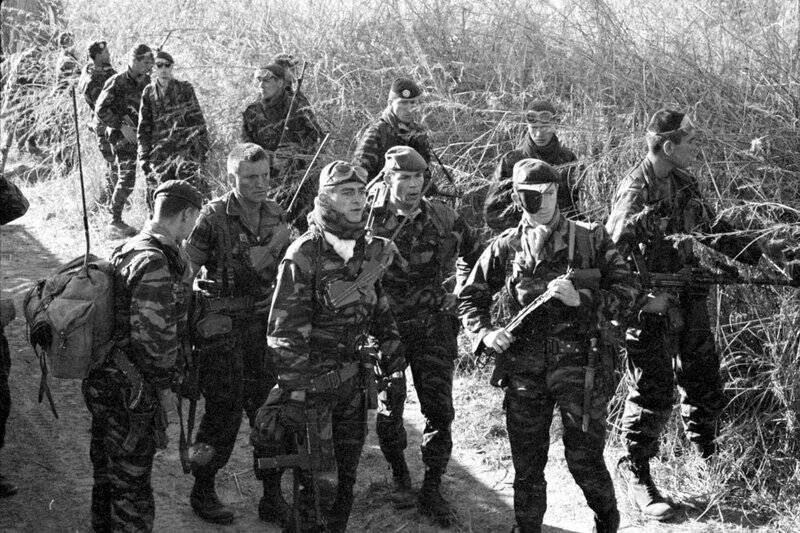 Идет бой с двумя батальонами французского легиона. Берет иностранного легиона. Французский легион спецназ. Французский легион чвк. 2 rep иностранный легион.