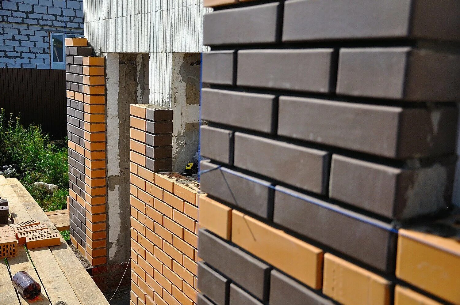 Обкладка облицовочным кирпичом. Цветной кирпич. Выберите облицовку. Укладка керамической плитки на стену. Укладка кирпича.