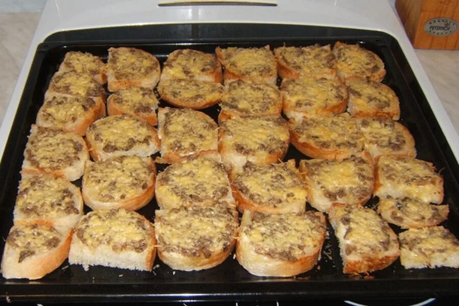 Бутерброды в духовке со шпротами и сыром