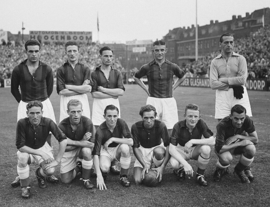 Футбол 1953. Чемпионат нидерландов 1953. 1953 football team. champion world football 1953. футбол ретро фото чемпионат голландии.