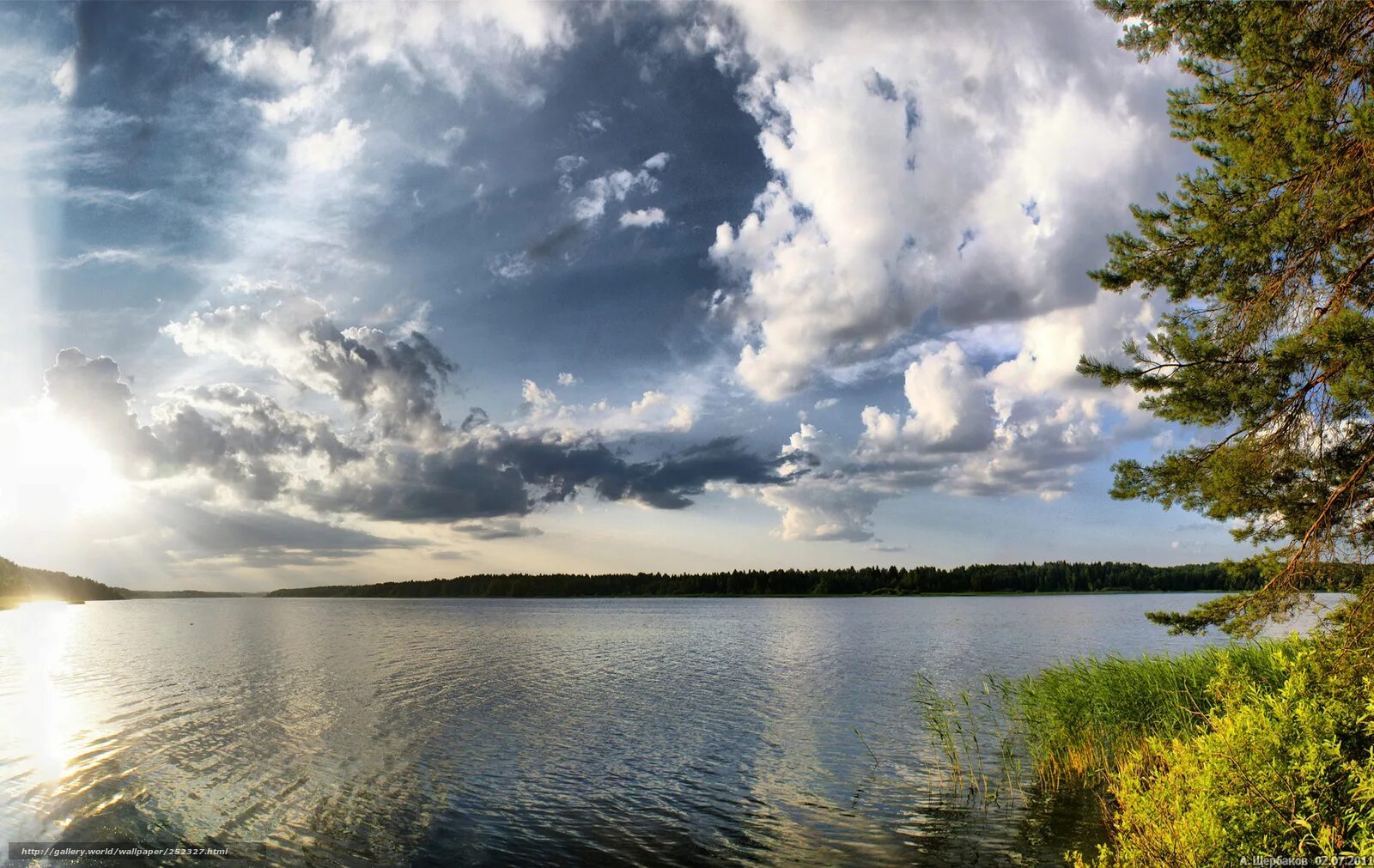 Облака в реке поющие. Река небо облака. Облака в реке. Река берег небо. Небо над рекой.