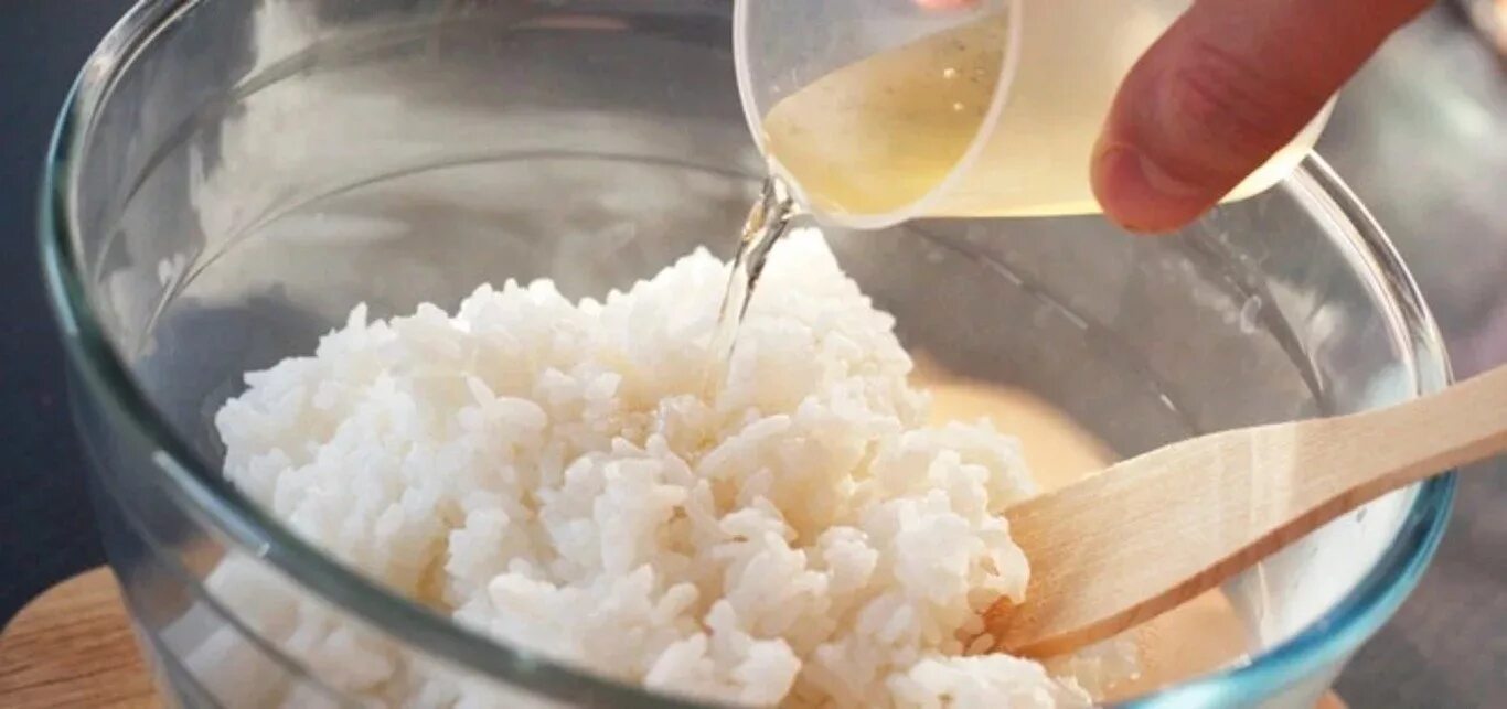 Рис для суши с рисовым уксусом. Приготовление риса для суши. Рис для суши соль и сахар. Уксус для риса.