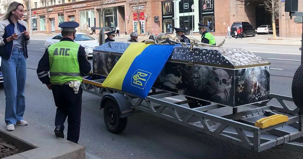 Автомобиль с прицепом гроб. Машина с гробом в Москве. Гроб на колесиках. Автомобиль с гробом Байдена. Оставила россия украину