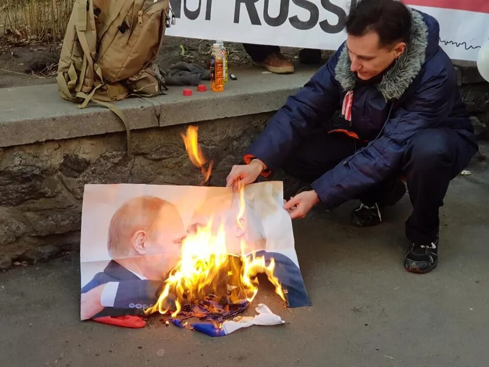 На Украине сжигают российский флаг. Российский сгореть