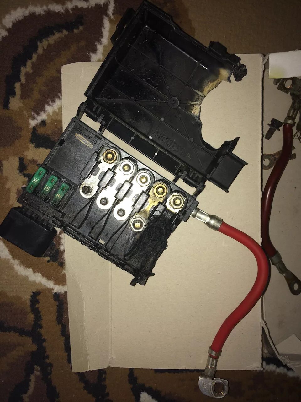 Шкода фабия блок реле. Блок аккумулятора шкода. Блок аккумулятора шкода. Блок предохранителей над аккумулятором на skoda octavia tour. Силовой блок шкода октавия тур 1.