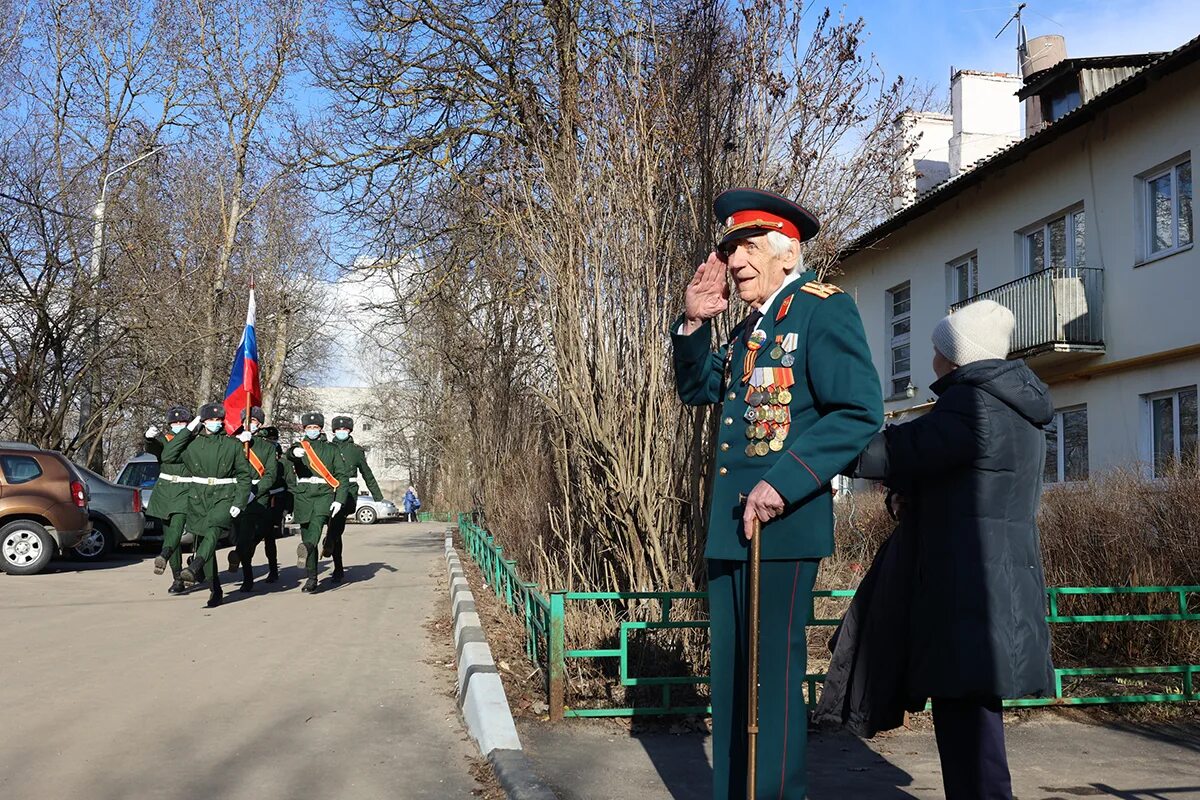 9 Мая в Московской области. Военнослужащие поздравляет ветерана ВОВ. Мини парад ветеранам Клин. Пяткин военный Подмосковье.