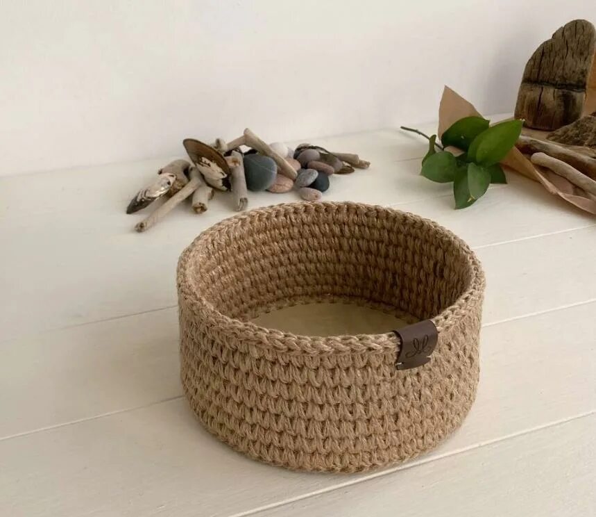 Джутовая корзина с деревянным дном. Корзина из джута с деревянным донышком. Корзинка из джута с деревянным дном. Корзинка из джута с крышкой. Корзина из джута.