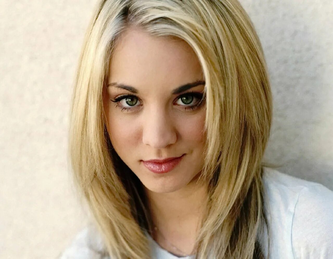 Каре лесенкой без челки. Дженнифер энистон с каре. Стрижка лесенка на каре без челки. Каре лесенкой без челки. Каре лесенкой без челки.