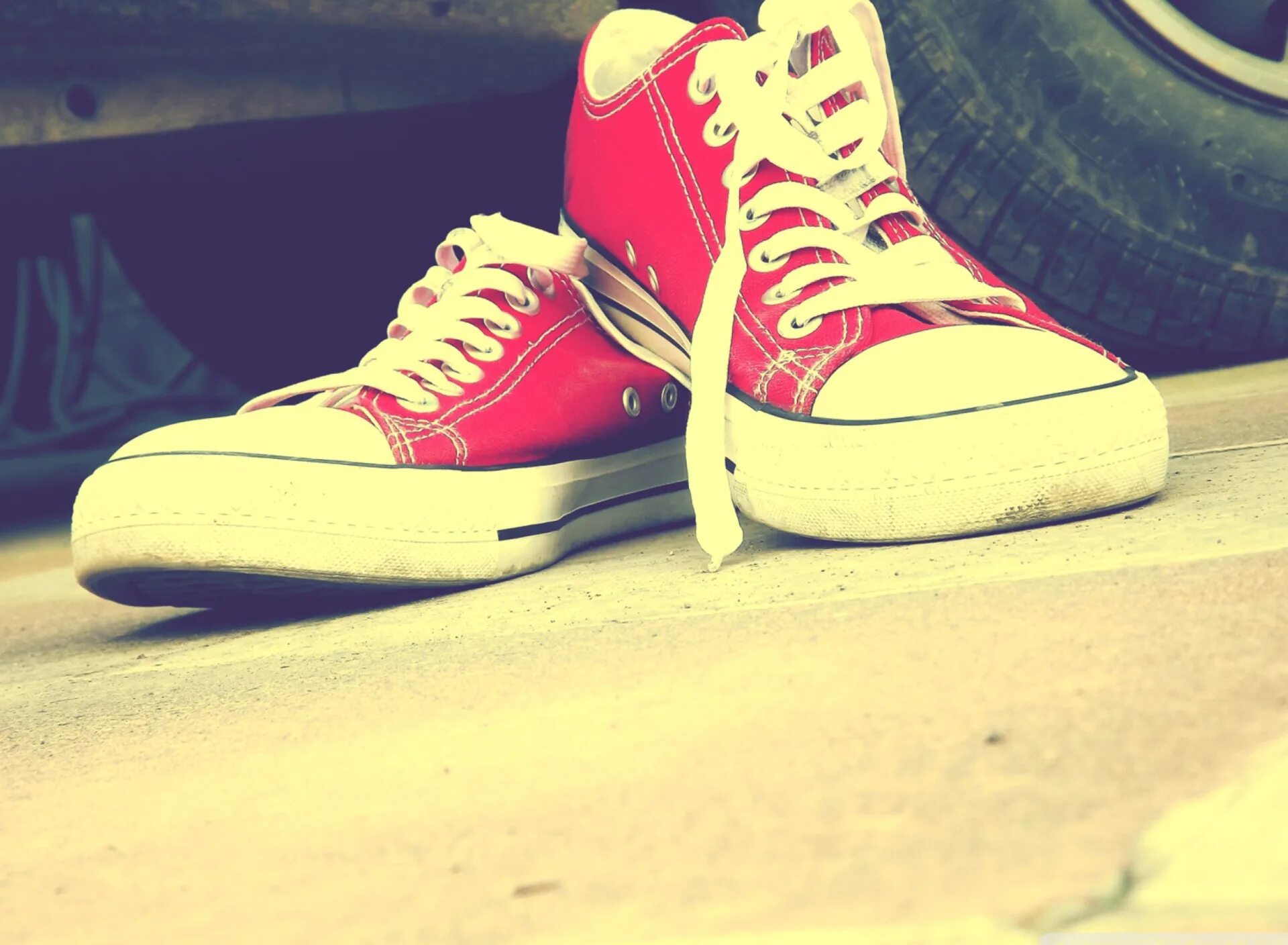 Вредны ли кеды. Вредны ли кеды. Кеды конверс красные. Ноги в кедах. Converse белые грязные.