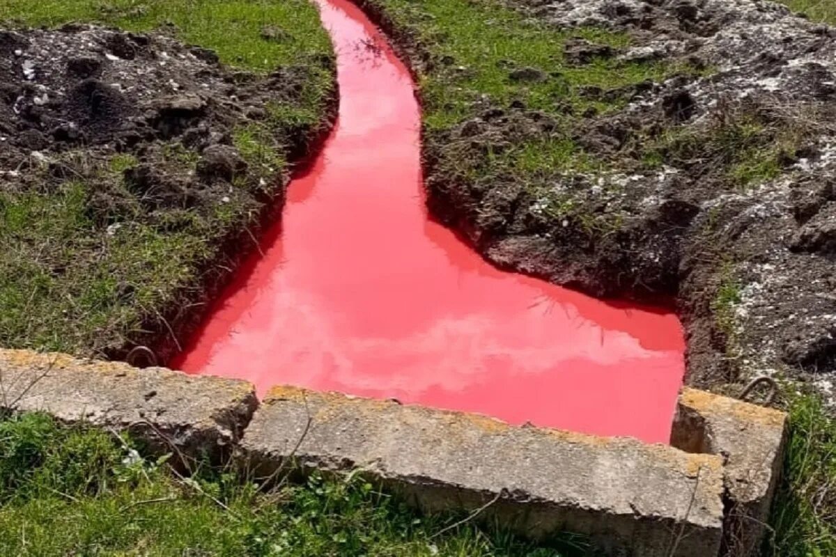 Где красненькая. Красный водоем. Красная река.