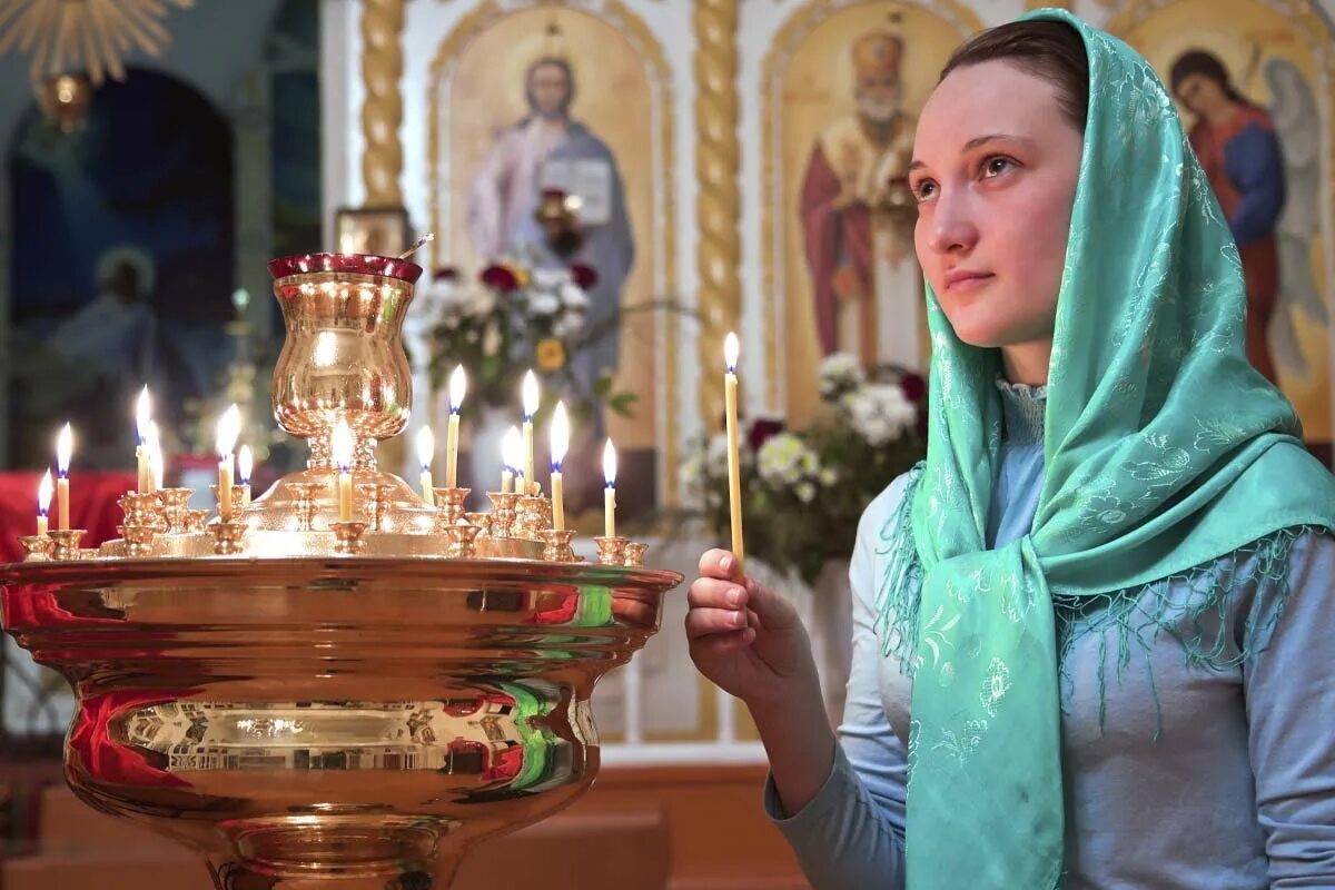 Женщина в храме. Девушка со свечой в храме. Молодая девушка в храме. Девочка в храме.