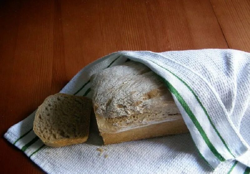 Как размягчить хлеб. Хлеб на полотенце. Хлеб завернутый в полотенце. Завернуть хлеб. Хранение хлеба.