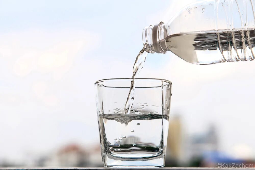 2 литра воды в кружках. Стакан воды. Наливает воду. Красивые стаканы для воды. Разлитая вода.