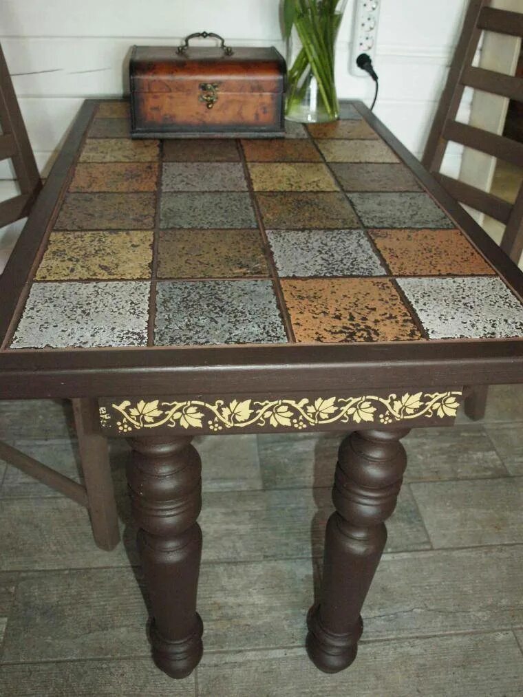 Кухонный стол плитка. Стол с плиткой керамической. Кухонный стол с керамической плиткой. Стол отделанный плиткой. Обеденный стол из плитки.