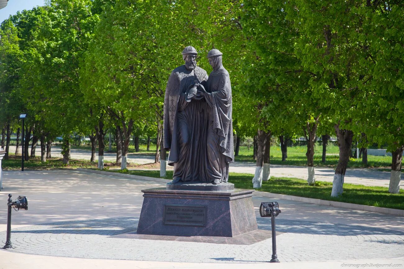 Памятники любви верности в омске. Памятник Петру и Февронии в Тольятти. Памятник Петру и Февронии в Перми. Памятник святым Петру и Февронии в Перми. Памятник в Тольятти Петру и Февронии Муромских.