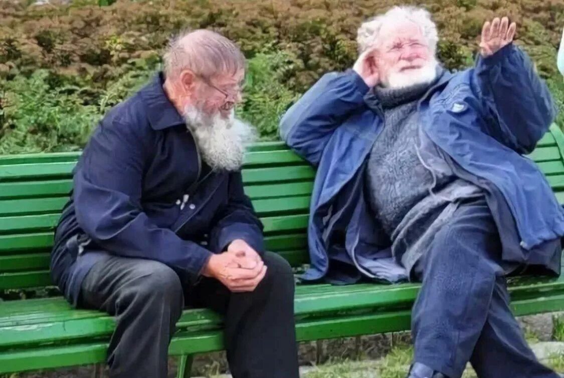 Старики спорят. Два старика на лавочке. Старик на скамейке. Старики на лавочке. Старый дед на лавочке.