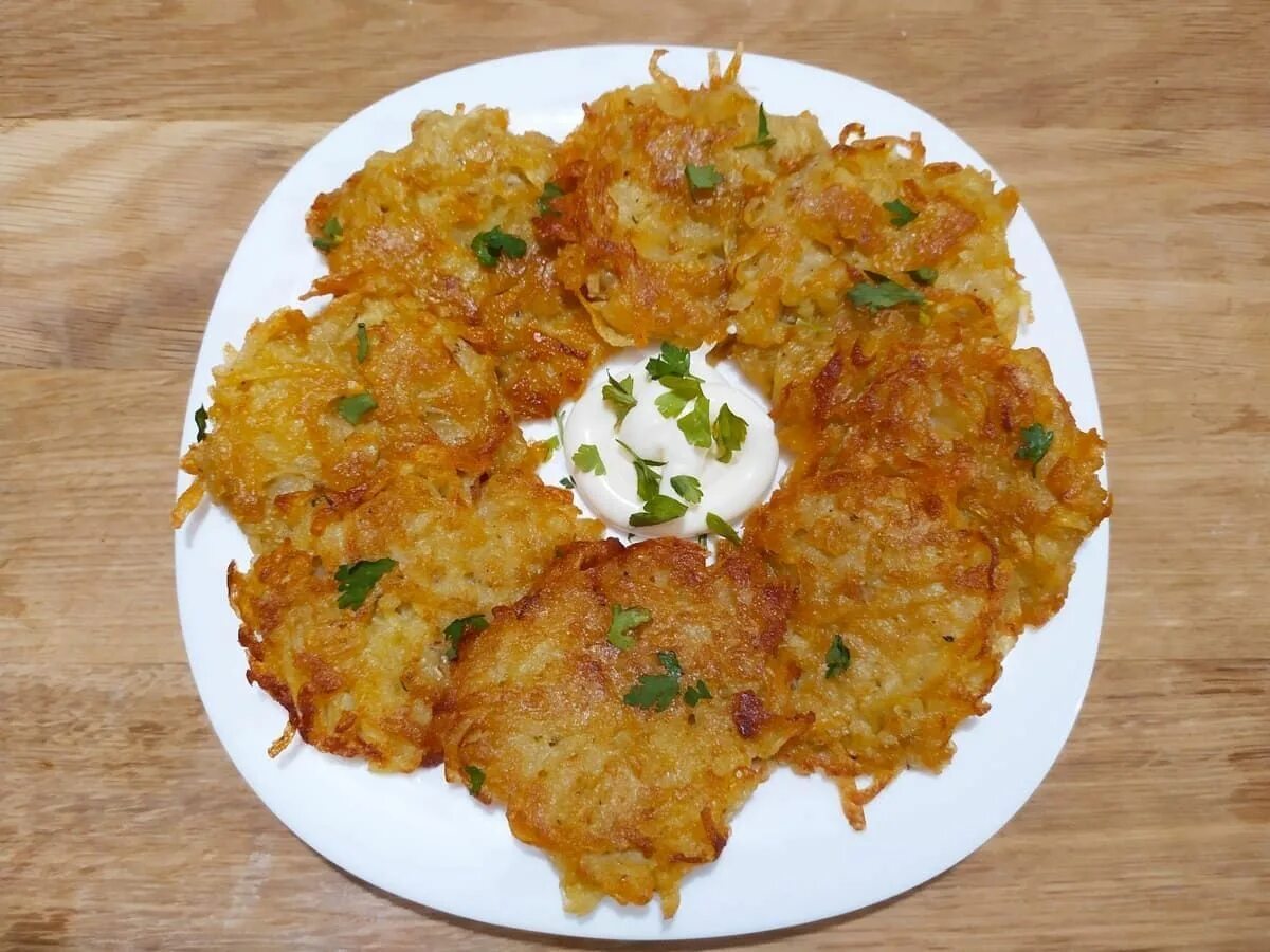 Домашние драники. Драники. драники картофельные. драники классические. драники из картофеля классический.