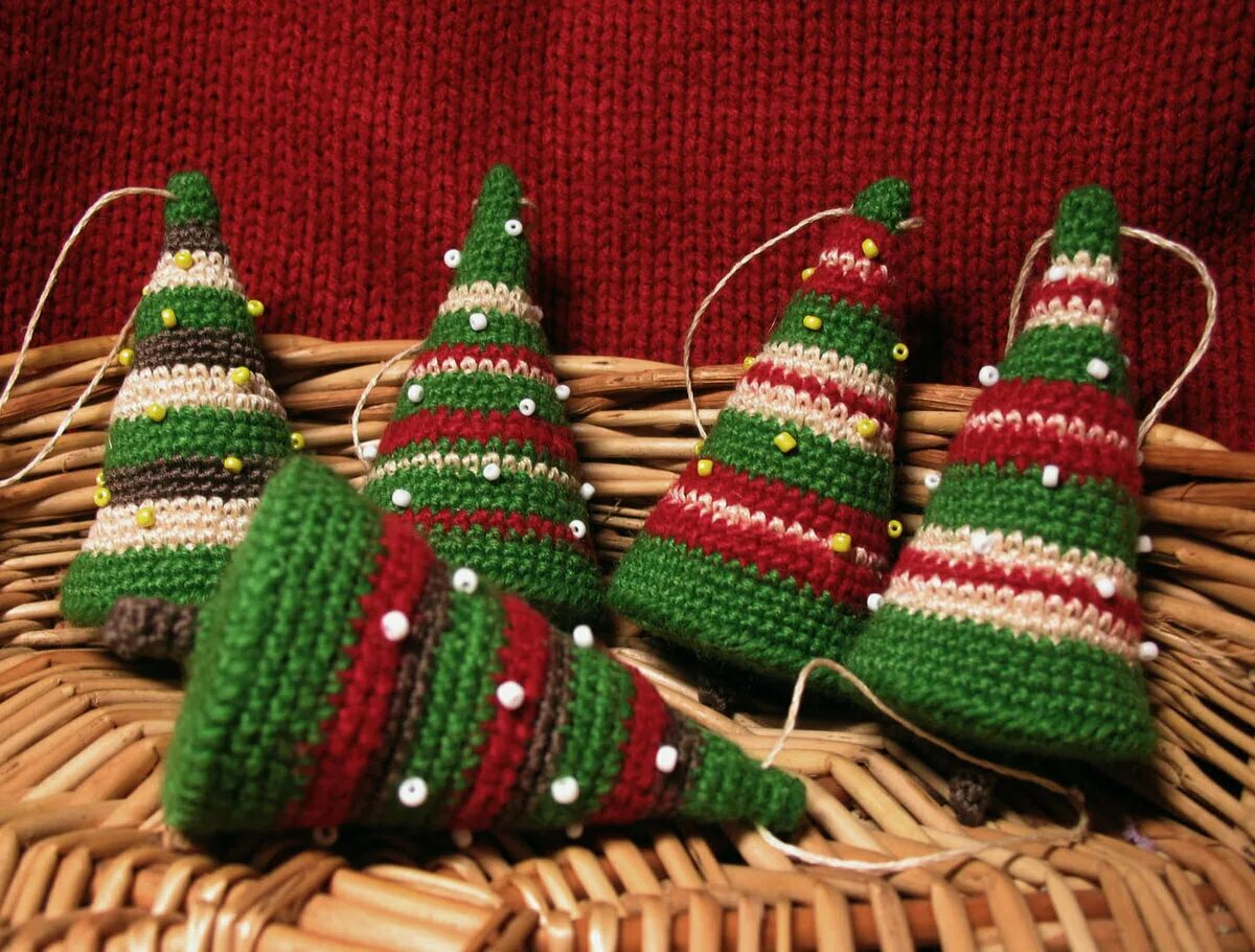 вязаные игрушки на елку. вязаные игрушки на елку. вязаные новогодние игрушки. новогодние игрушки своими руками связать. новогодние игрушки своими руками связать.
