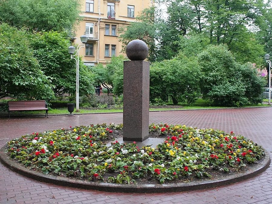 Сквер Андрея Петрова Санкт-Петербург. Памятник на Каменноостровском проспекте. Сквер им Петрова Каменноостровский. Старо Ленинский сквер СПБ. Цветы чкаловская