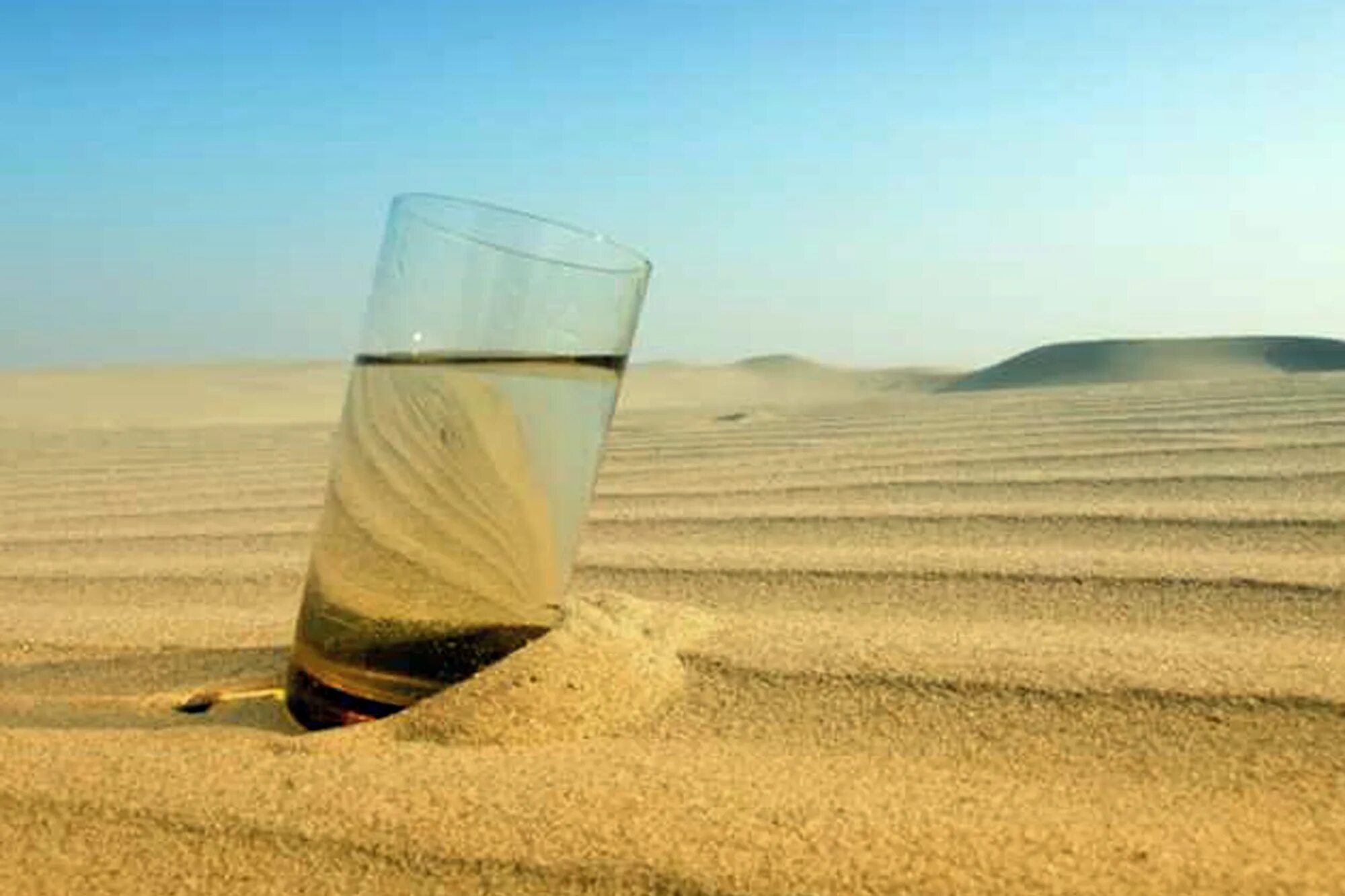 Зыбучие пески в пустыне. Наводнение в пустыне саудовской аравии. Бутылка воды в пустыне. Вади пересыхающие реки африки. Пустыня каракум оазис.