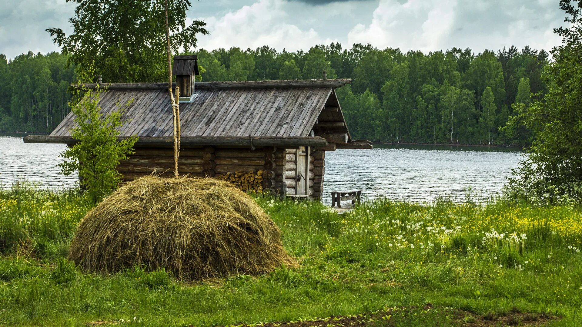 Вода деревенская. Деревня. Лето в деревне. Деревенский домик на берегу реки. Изба у реки.