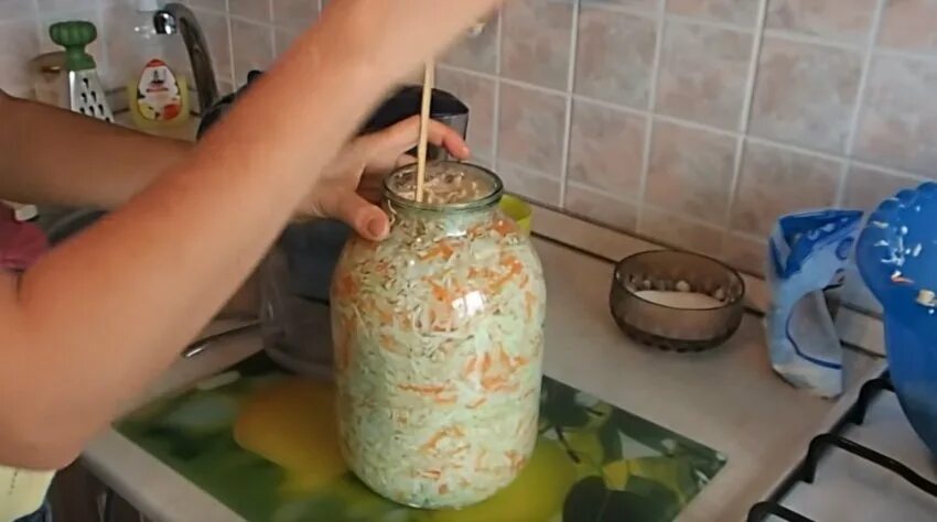 Квашеную капусту закрывать крышкой