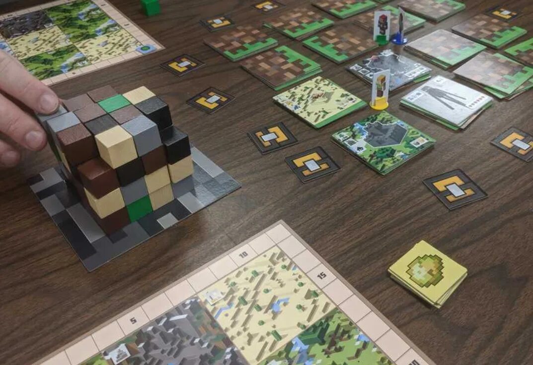 Ходилка майнкрафт настольная. Настольная игра майнкрафт ravensburger. Настольные майнкрафт. Настольная игра майнкрафт строители и биомы. Настольная игра minecraft.