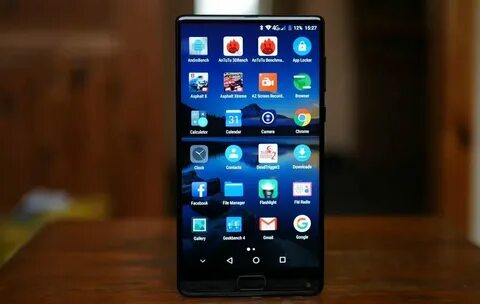 Смартфон с экраном 6.8 дюймов и больше