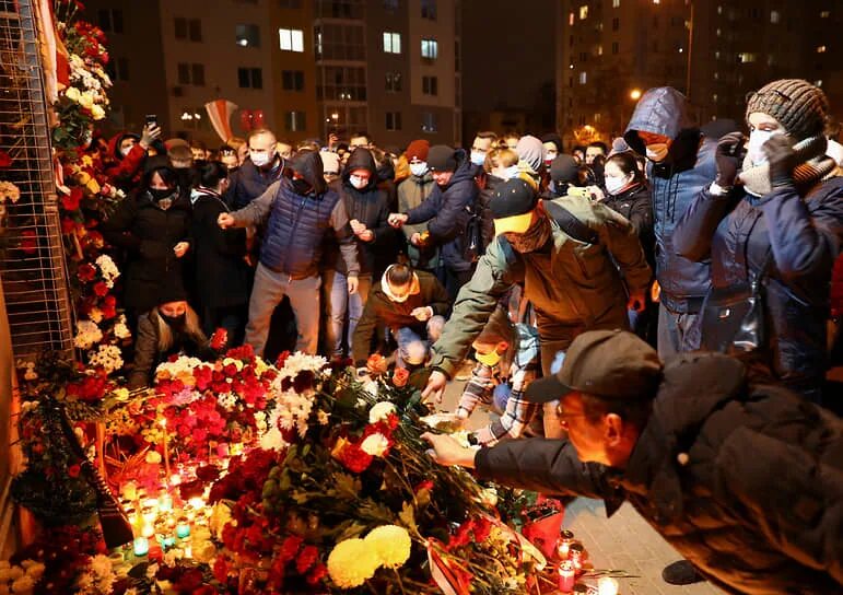 Белоруссия траур. Протесты в Минске. Траур в посольстве Великобритании в Минске. Забитые до смерти оппозиционеры на Украине.