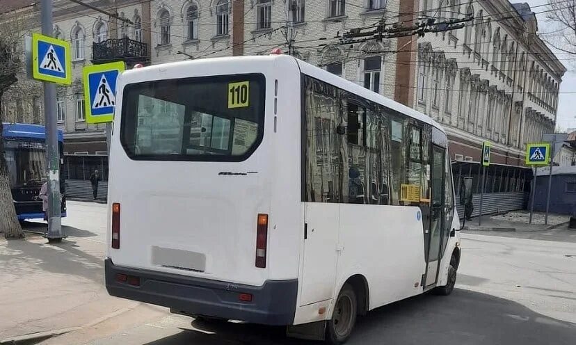 Маршрутка. Микроавтобус автобус. Старые маршрутки. 110 Маршрутка Саратов. Улица горького автобусы