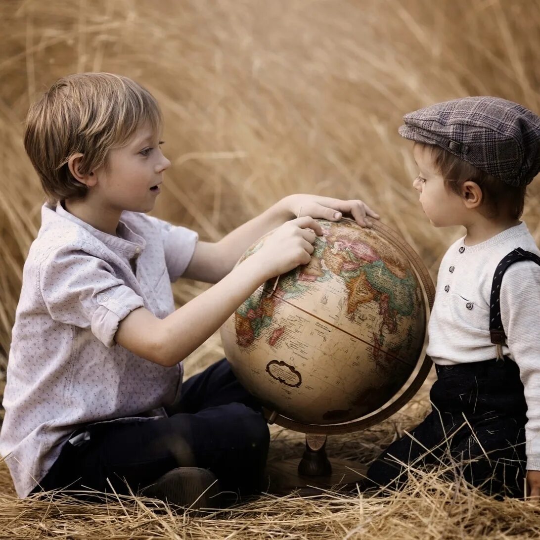 Культурный ребенок в обществе. Глобус для детей. Мальчик с глобусом. Фотосессия детей с глобусом. Мальчик изучает Глобус.