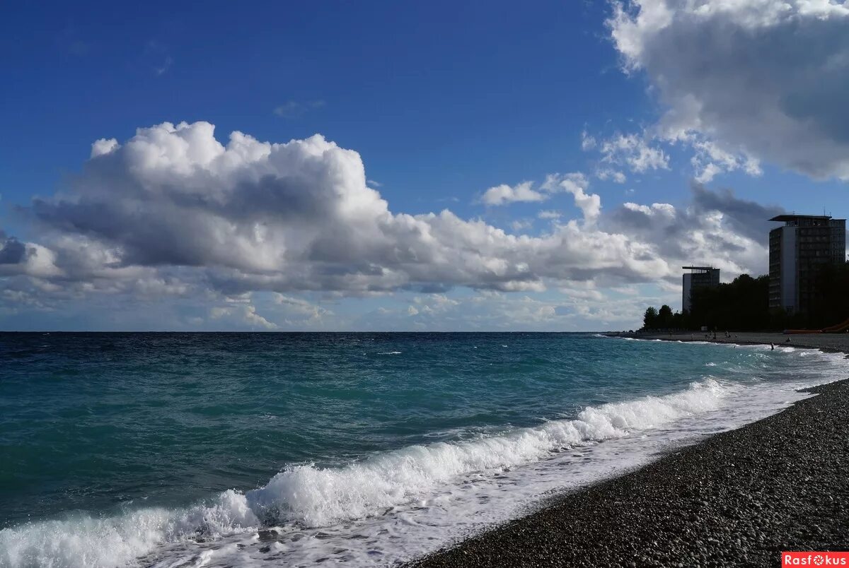 Погода в пицунде вода в море. Набережная Пицунда Абхазия. Пицунда набережная 2022. Пляж и набережная в Пицунде. Набережная Пицунды Пицунда Абхазия.