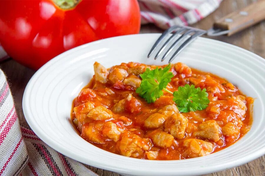 макароны с подливкой. гуляш из курицы со. гуляш из курицы со. гуляш из курицы со. гуляш куриный.