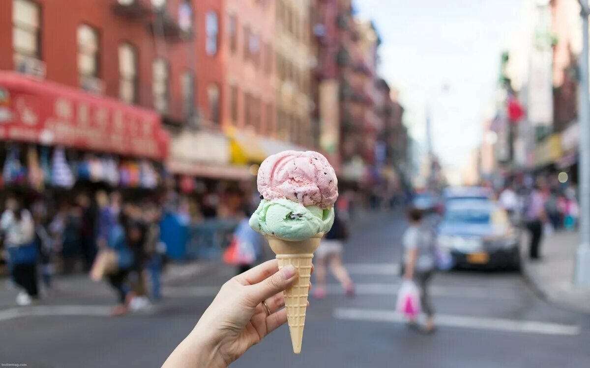 В какой стране сделали мороженое. Мороженое. Кушать мороженое. Мороженое рожок. Мороженое город.