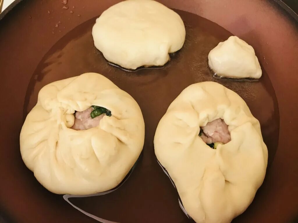Рецепт беляшей с мясом пошаговая. Беляши на сковороде. беляши с мясом на сковороде. беляши из дрожжевого теста с фаршем. беляши со свиным фаршем.