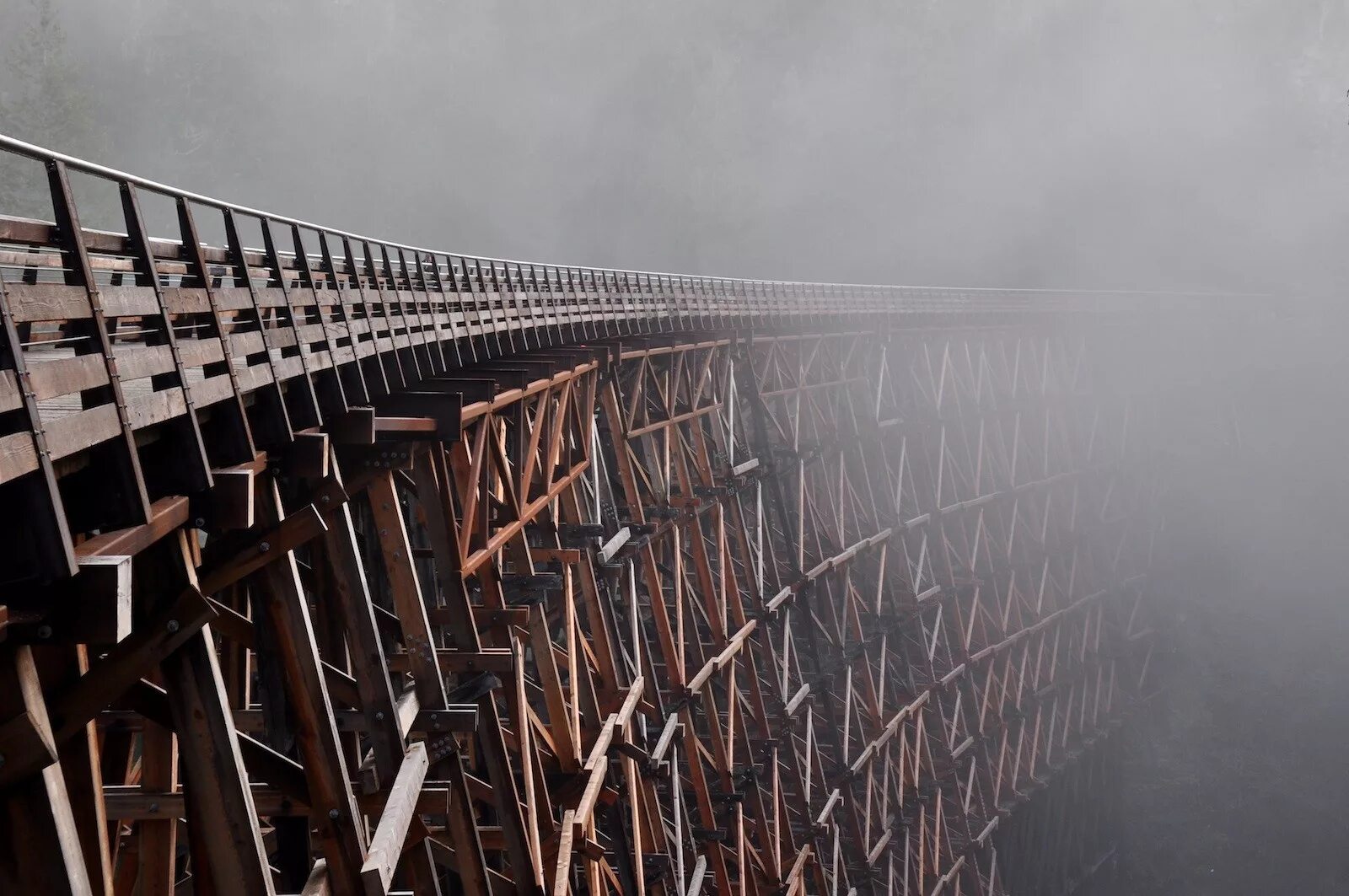 В сша через мост. Kinsol Trestle. Деревянный ЖД мост. Деревянные мосты США. Американский деревянный мост.