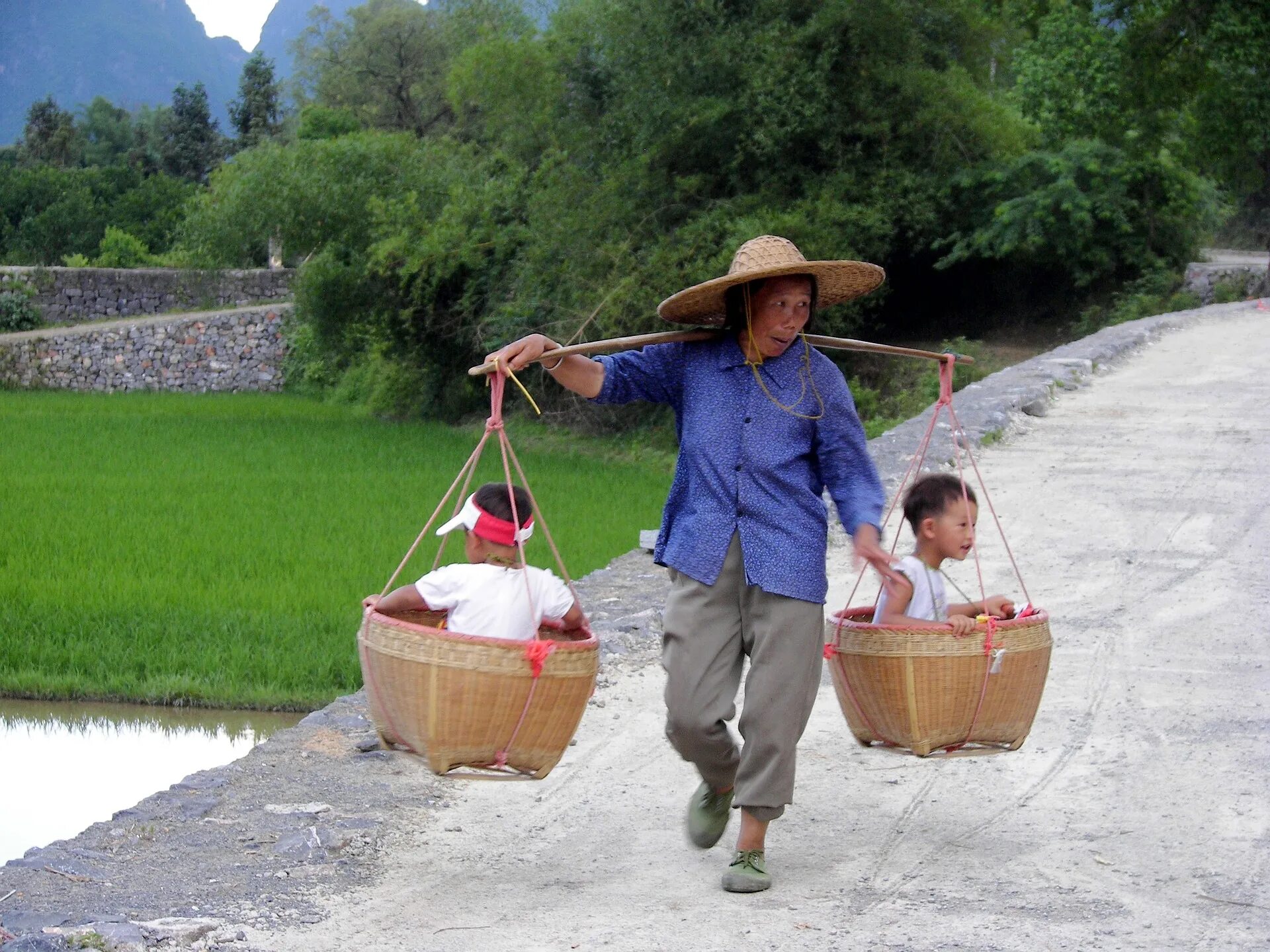 Китайская крестьянка. Женщина несет ребенка. Китайские дети трудятся. Женщина несет корзину. Мать всех вещей